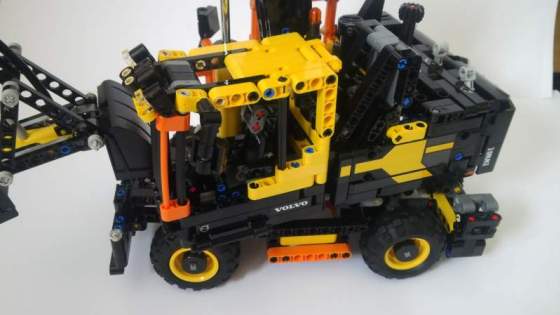 12Volvo-EW160e-rakodógep-LEGO-TECHNIC-42053.jpg