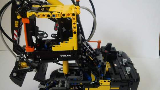 15Volvo-EW160e-rakodógep-LEGO-TECHNIC-42053.jpg