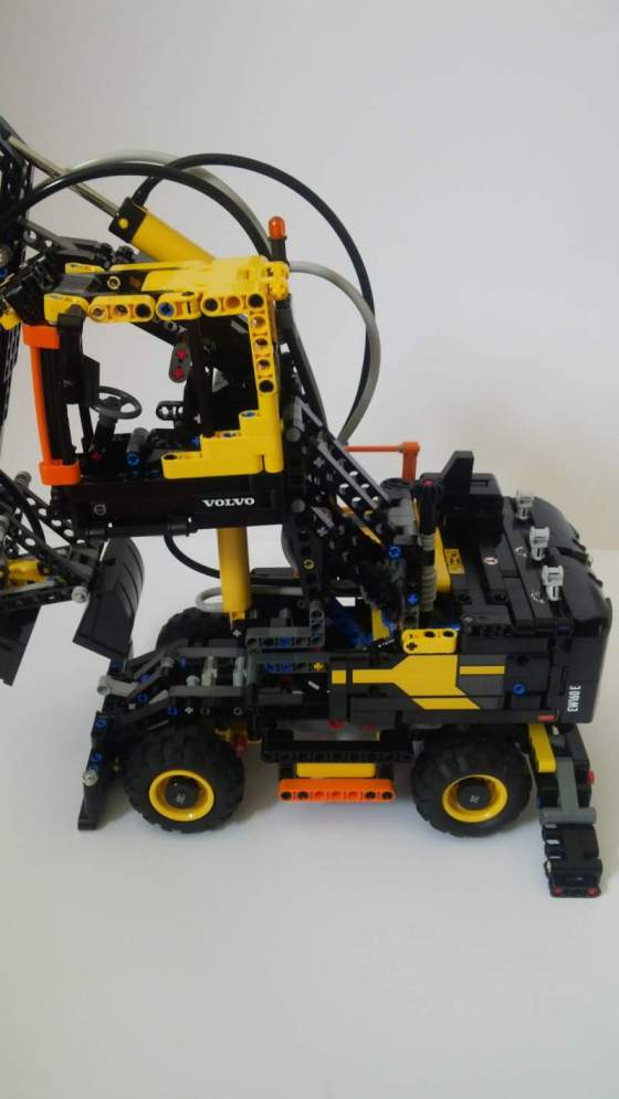 16Volvo-EW160e-rakodógep-LEGO-TECHNIC-42053.jpg