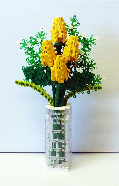 Szürreális világot idéz a Lego-virág